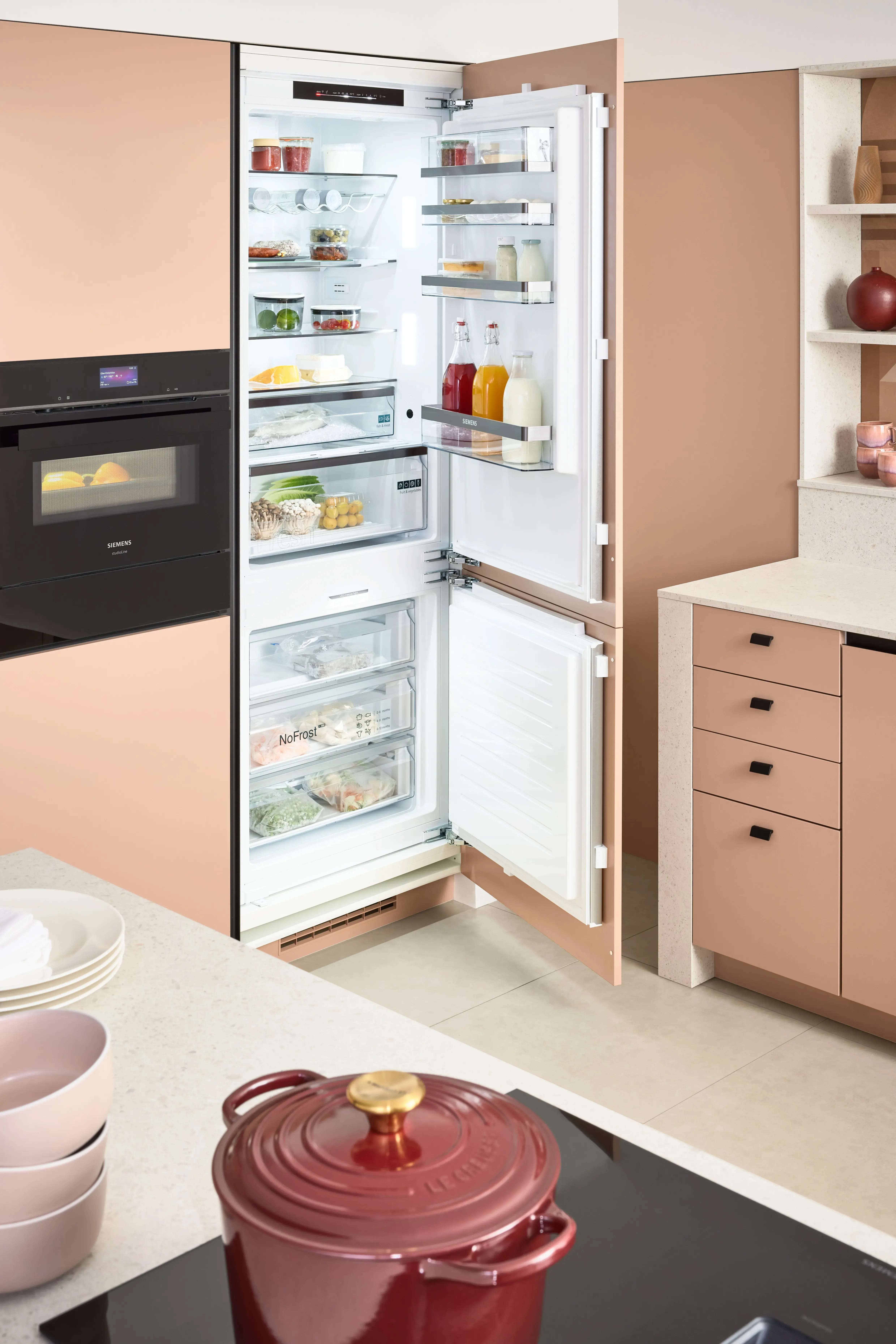 NOBILIA Koralle mit Bosch Geräten - Fokus auf Kühl-Gefrierkombi